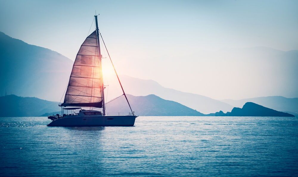 Velero de Navegamás navegando frente a Chipiona